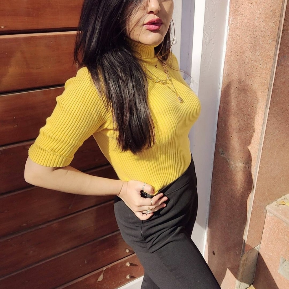 Yellow turtle neck sweater tee - Picture 3 of 3
